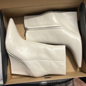 Dayna Pointy Toe Wedge Bootie. Ivory. Size 10 M. NWT.